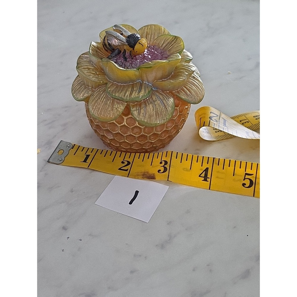 Handmade Resin Bee On A Honeycomb  Flower Decoration Gift Paperweight - Picture 9 of 9